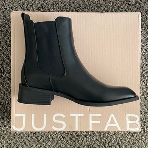 NWT Vernetta Chelsea black boots